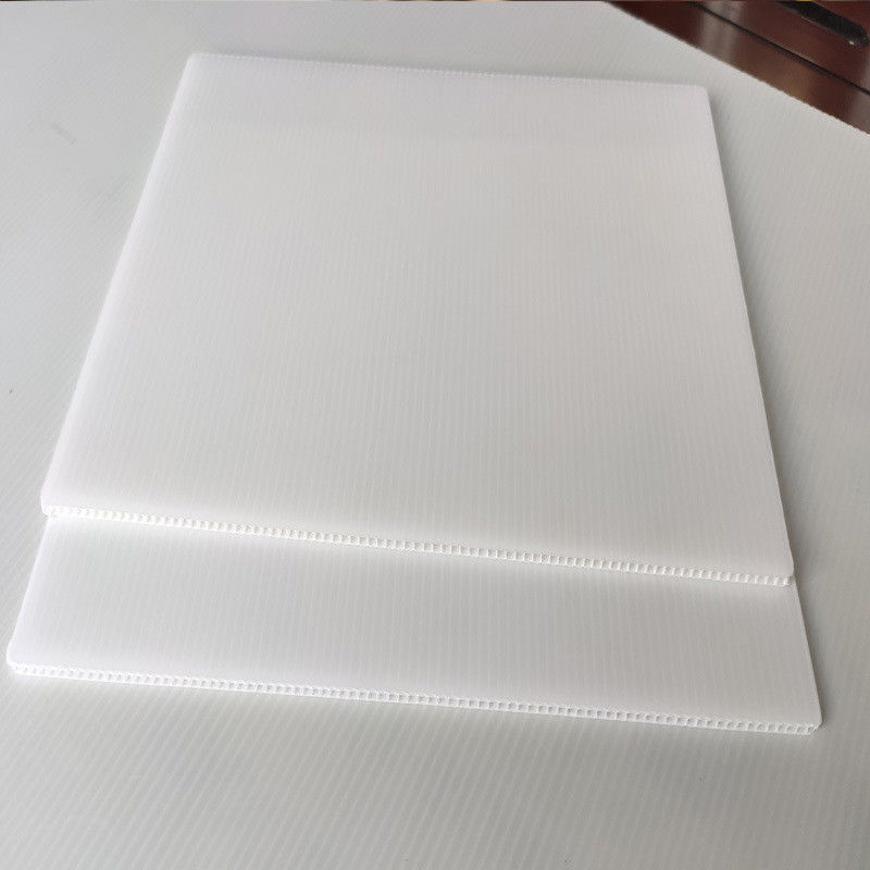 ROHS 6mmは波形のプラスチック シートコロプラスト 4 x 8をシート リサイクルした